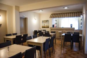アルゴストリオンにあるArgostoli Hotelのテーブルと椅子とバーのあるレストラン +30枚の写真