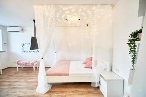 Un pat sau paturi într-o cameră la Romantic Studio