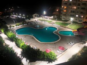 uma vista para uma piscina à noite em Watercastle Suites em Erdemli