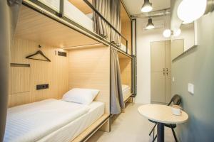 Säng eller sängar i ett rum på CAPSULE HOTEL & HOSTEL