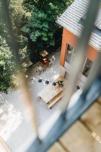 Cette chambre offre une vue sur une maison dotée d'une table et de chaises. dans l'établissement Les Chouettes Hostel, à Rennes