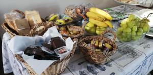 une table recouverte de paniers de pain et de fruits dans l'établissement Villa De Felice, à Albanella