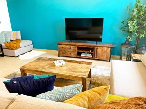 salon z kanapą i telewizorem w obiekcie Full Sea View 2 bedroom Apartment in Dubai Marina JBR w Dubaju