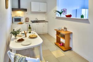 una pequeña cocina con una mesa blanca con comida. en Theodora Apartments - Paxos, en Gáios 11 fotos más