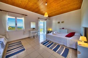 Un dormitorio grande con una cama y una ventana. en Theodora Apartments - Paxos, en Gáios