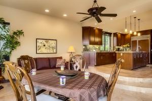 una sala de estar con una mesa y un sofá en Escape to Luxury at PGA West Permit# 67092, en La Quinta
