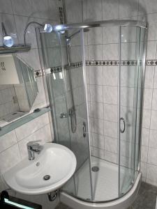 a bathroom with a shower and a sink at Private Wohnung in Fürstenfeldbruck, nahe Ammersee/München/Augsburg in Fürstenfeldbruck