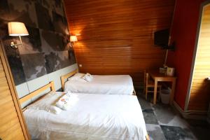 Postel nebo postele na pokoji v ubytování Gîte-Hôtel Le P'tit Cham