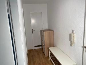 菲爾斯騰費爾德布魯克的住宿－Private Wohnung in Fürstenfeldbruck, nahe Ammersee/München/Augsburg，小房间设有白色门和白色长凳