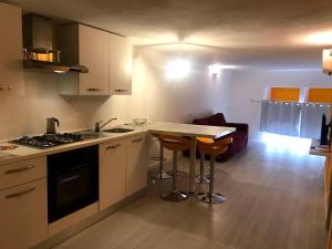 A kitchen or kitchenette at A 5 Passi dal Cuore
