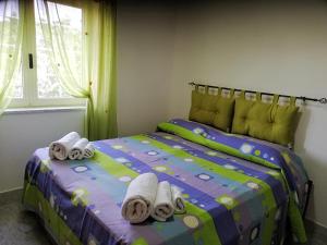 - une chambre avec un lit et des serviettes dans l'établissement Villa De Felice, à Albanella