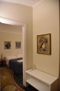 um quarto com uma cama e um quadro na parede em B&B Carlo Alberto em Turim