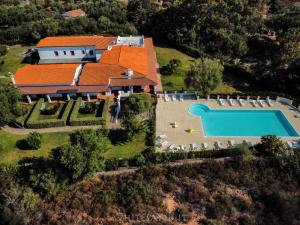 una vista aérea de una casa con piscina en White Sand Residence, en Murta Maria