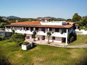 an aerial view of a house with a yard at White Sand Residence in Murta Maria