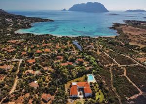 an aerial view of a house and the ocean at White Sand Residence in Murta Maria