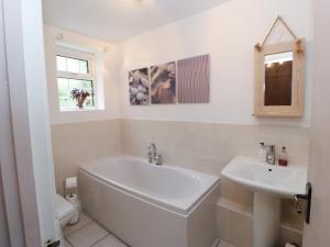 A bathroom at Rosewood Cottage