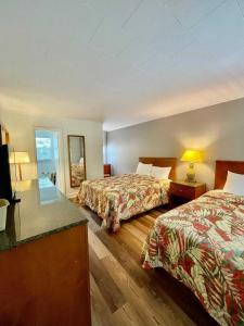 Habitación de hotel con 2 camas y TV en Geneva Hotel & Tiki Bar, en Lake Lure