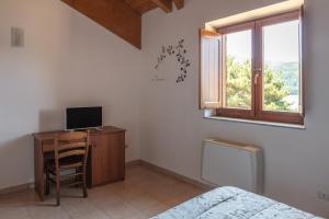 1 dormitorio con 1 cama y escritorio con TV en Centro Sportivo Lorica en Lorica
