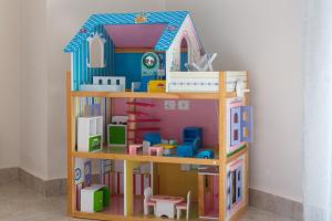 a dollhouse playset with a doll house at Villa 4 DESTINA in Élos