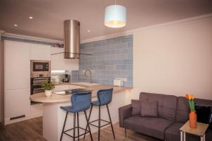 cocina y sala de estar con sofá y mesa en Marina Dreams - couples bolthole with water views, en Pevensey