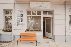 un banco de madera sentado fuera de una tienda en City Home Ku'damm en Berlín