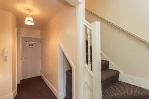 uma escada numa casa com uma escada em Cherry Property - Mango Suite em Blackpool