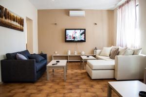 アルゴストリオンにあるArgostoli Hotelのリビングルーム(ソファ2台、テレビ付)