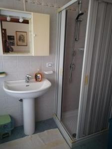 a bathroom with a sink and a shower at Casa Manuela in Erchie