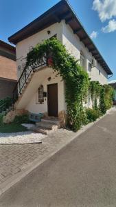 un edificio blanco con escalera y puerta en Magic Apartments Hunedoara, en Hunedoara