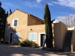 une maison avec un arbre en face dans l'établissement Clos St Pierre de Fraisse, à Montfavet