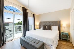 Katil atau katil-katil dalam bilik di Coastal Bliss +36 gambar