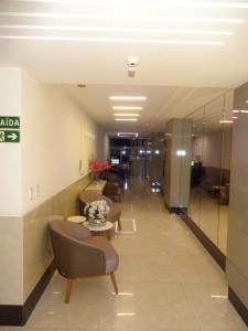 Vstupní hala nebo recepce v ubytování Magnífico APARTAMENTO de Charme - 3 quartos AR CONDICIONADOS SPLIT - Beira Mar, 2 banheiros, 2 Vagas Garagem, 4 Varandas, 2 Elevadores, Redes para Descanso, Wi-Fi, Air Fryer, Disney Plus, HBO Max, Guarda Sol, Cadeiras de Praia, Carrinho e Caixa Térmica