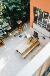 Elle offre une vue sur la terrasse dotée d'un banc et d'une table. dans l'établissement Les Chouettes Hostel, à Rennes