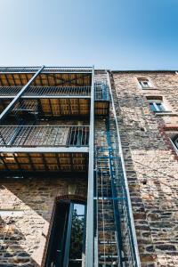 een brandtrap aan de zijkant van een bakstenen gebouw bij Les Chouettes Hostel in Rennes