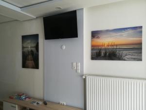 TV a/nebo společenská místnost v ubytování Ferienhaus Frank Saathoff