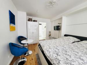 Postel nebo postele na pokoji v ubytování Das Stader Wohnzimmer