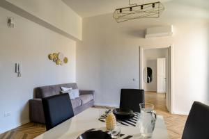 een woonkamer met een bank en een tafel bij agropoli luxury home in Agropoli