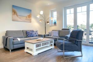 sala de estar con sofá, 2 sillas y mesa en Haus Jensen 2, en List