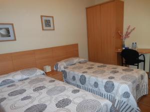 A bed or beds in a room at Hostal Sant Roc