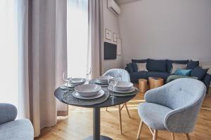 a living room with a table and chairs and a couch at Apartamenty Świnoujście - Wisus in Świnoujście