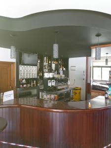 um bar num restaurante com balcão em Hostal y Albergue Carpinteiras em Rodeiro