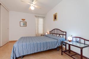 En eller flere senge i et værelse på Inmovecos bungalow amplio 1ºlinea playa Soling 9