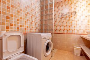 Et badeværelse på Inmovecos bungalow amplio 1ºlinea playa Soling 9