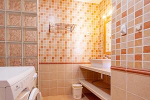 Et badeværelse på Inmovecos bungalow amplio 1ºlinea playa Soling 9 + 23 billeder