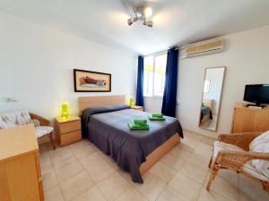Posteľ alebo postele v izbe v ubytovaní Fuengirola Towers