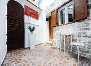 patio con mesa, sillas y puerta en Apartment Primera, en Zadar
