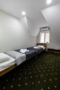 um quarto com duas camas e uma janela em Аквамарин em Biskovichi