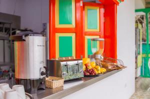 a colorful kitchen with a counter with a food processor at Hotel Mirador de Boquia Salento in Salento