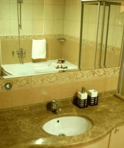 een badkamer met een wastafel en een bad bij Dalyan Tezcan Hotel in Dalyan
