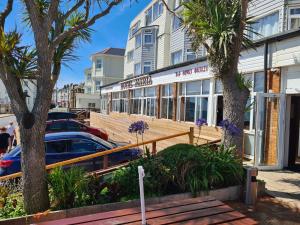 a restaurant with cars parked in front of a building at Hotel Maria in Sandown